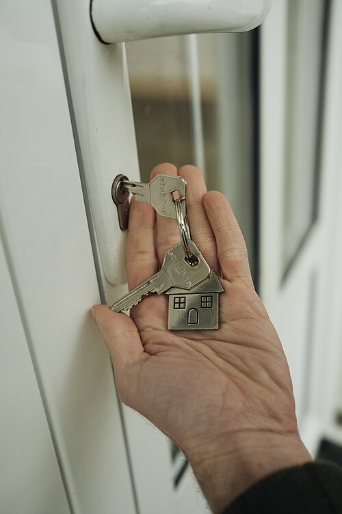 How to Actually Read an Apartment Lease Before You Sign in 2026: The Clauses That Cost Real Money and the Ones You Can Negotiate