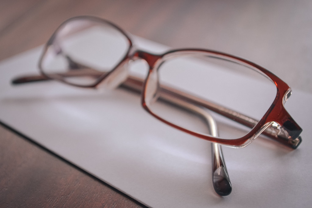 How to Actually Buy Glasses in 2026 Without Getting Ripped Off: The Retail Markup, the Insurance Trap, and the Online Math Nobody Walks You Through